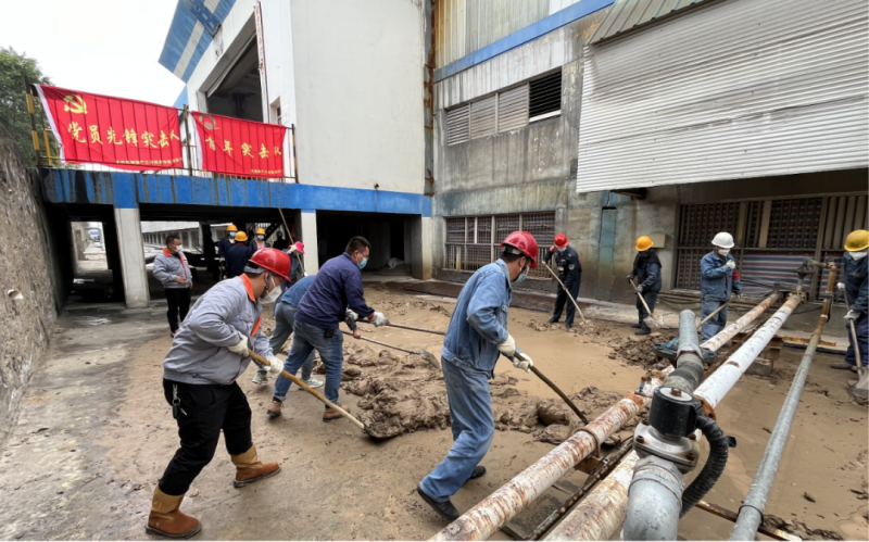 星空娱乐工投公司党员先锋突击队和团员青年先锋队开展环境卫生整治行动