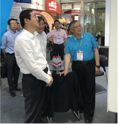 省委常委、西宁市委书记王晓莅临第十九届青洽会青海星空娱乐展位参观