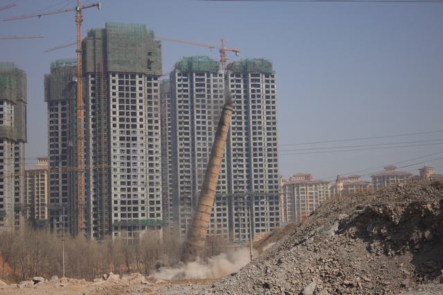青海星空娱乐爆破技术服务有限公司51米烟囱拆除爆破工程圆满成功